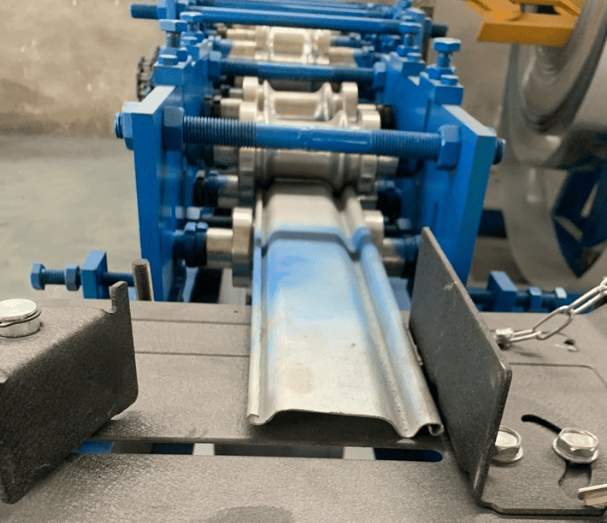 佛山市特鑫機(jī)械設(shè)備有限公司：專(zhuān)業(yè)生產(chǎn)卷閘機(jī)、龍骨機(jī)等設(shè)備:宏鑫機(jī)械設(shè)備有限公司
