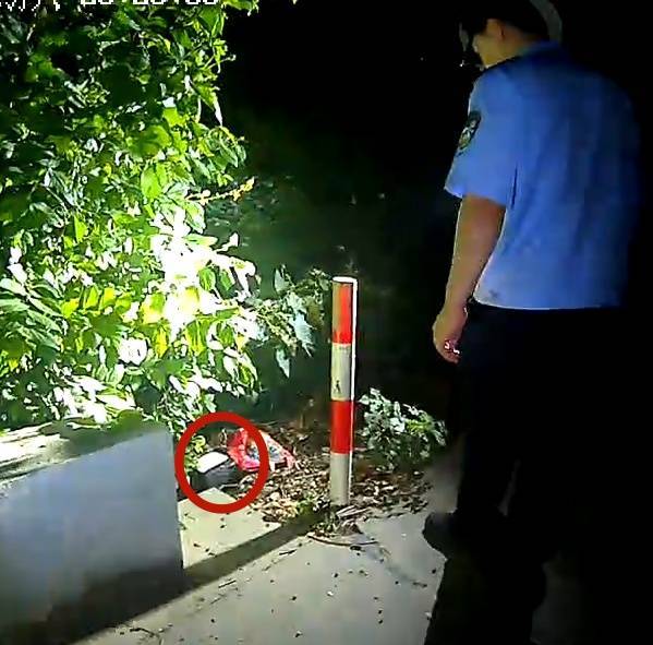 浙江一姑娘以奶茶為記號(hào)<strong></p>
<p>宏鑫機(jī)械設(shè)備有限公司
</strong>，竟然在草叢里藏了11萬(wàn)現(xiàn)金！:宏鑫機(jī)械設(shè)備有限公司
