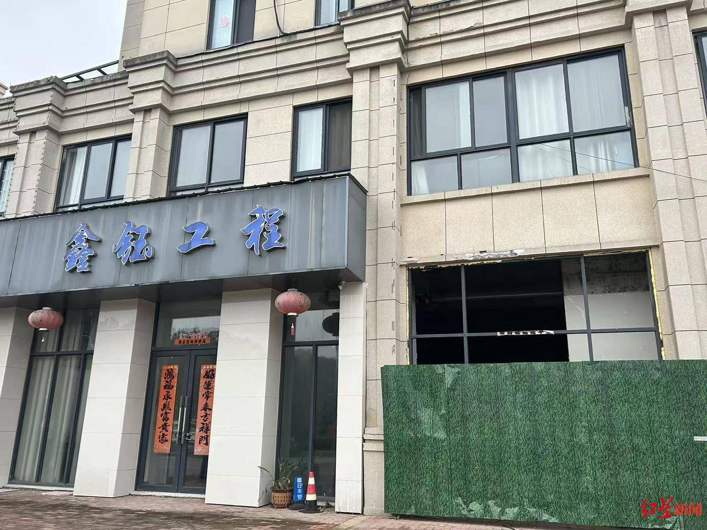 探訪“業(yè)主私挖近300平方米地下室”現(xiàn)場：被挖區(qū)域已回填至地面<strong></p>
<p>宏鑫機(jī)械設(shè)備有限公司
</strong>，涉案業(yè)主擔(dān)任多家公司高管:宏鑫機(jī)械設(shè)備有限公司
