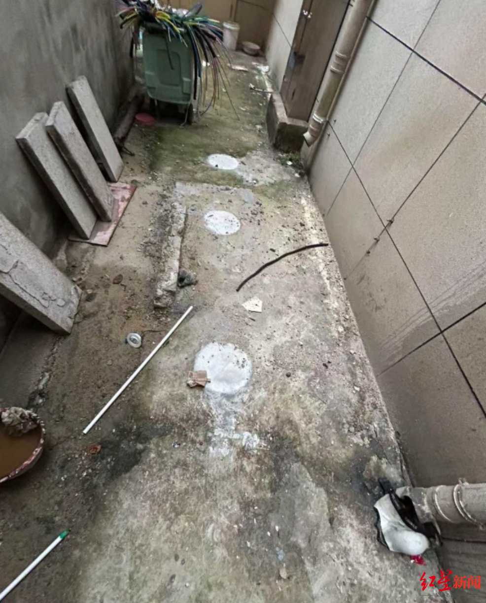 探訪“業(yè)主私挖近300平方米地下室”現(xiàn)場：被挖區(qū)域已回填至地面<strong></p>
<p>宏鑫機(jī)械設(shè)備有限公司
</strong>，涉案業(yè)主擔(dān)任多家公司高管:宏鑫機(jī)械設(shè)備有限公司
