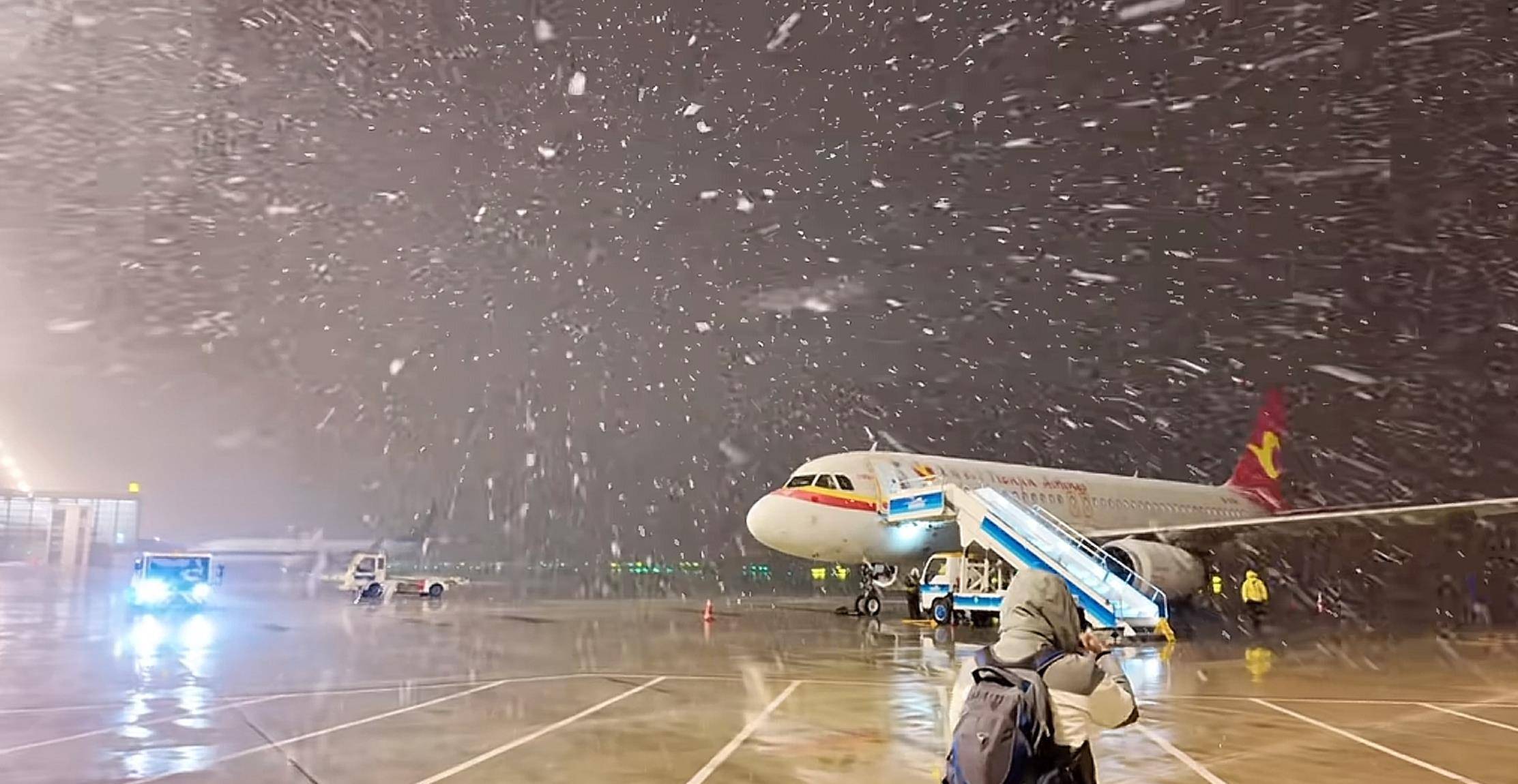 北方多地迎來第一場雪，黑龍江局地已出現(xiàn)暴雪，積雪深5厘米，氣象專家稱今年初雪略提前:宏鑫機械設備有限公司

