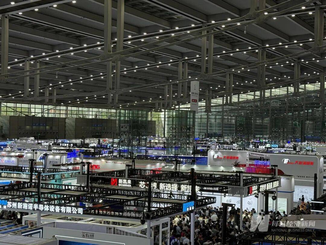 “我們特地趕早來的<strong></p>
<p>宏鑫機械設(shè)備有限公司
</strong>，你們的光刻機在哪里？”深圳一家成立才幾年的公司，今天爆火！:宏鑫機械設(shè)備有限公司
