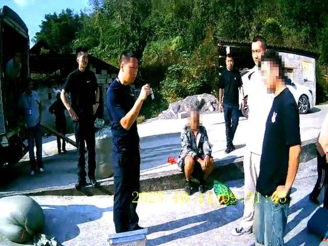 100斤玉米上秤秒變60斤？貴州一村民遭“鬼秤”騙糧！民警出手<strong></p>
<p>宏鑫機械設(shè)備有限公司
</strong>，5人被拘:宏鑫機械設(shè)備有限公司
