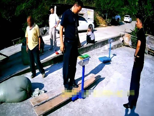 100斤玉米上秤秒變60斤？貴州一村民遭“鬼秤”騙糧！民警出手<strong></p>
<p>宏鑫機械設(shè)備有限公司
</strong>，5人被拘:宏鑫機械設(shè)備有限公司
