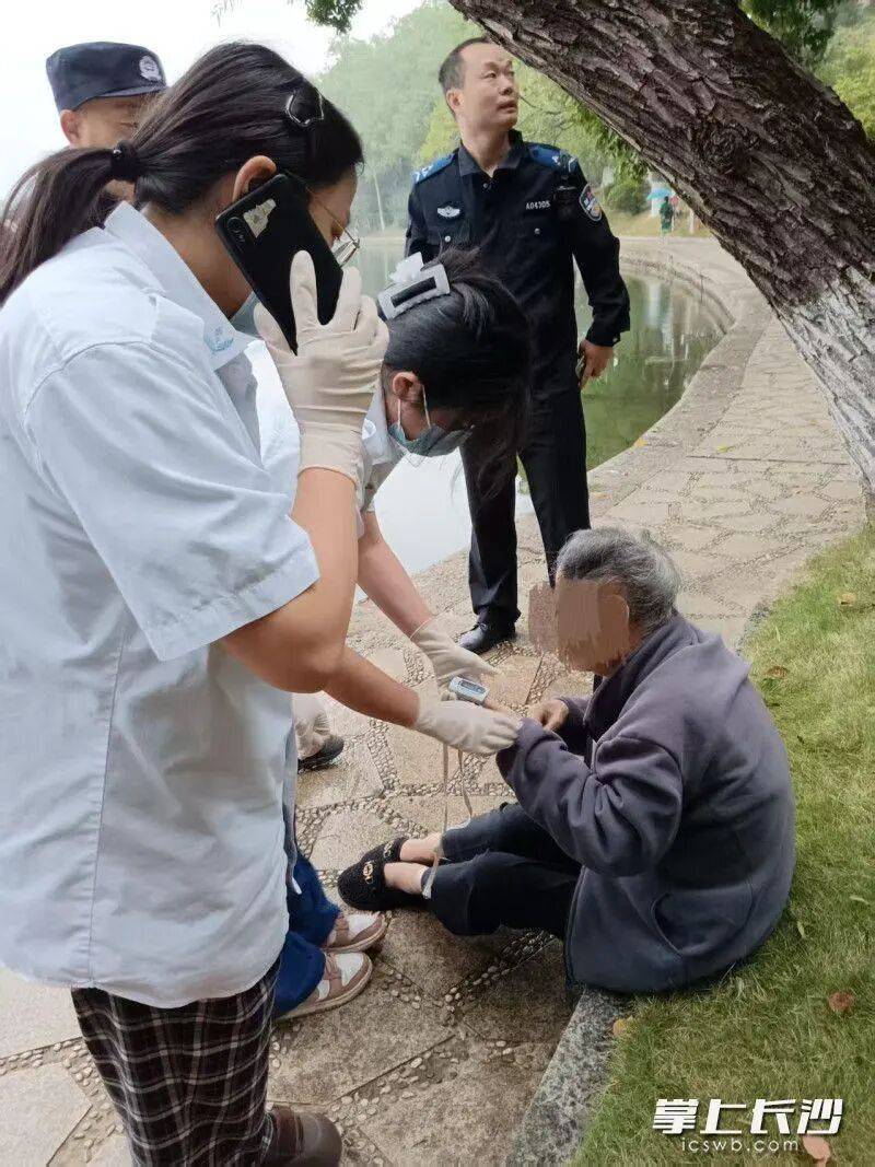 事發(fā)湖南烈士公園！80多歲老人不慎落湖<strong></p>
<p>宏鑫機(jī)械設(shè)備有限公司
</strong>，眾多市民合力救助:宏鑫機(jī)械設(shè)備有限公司
