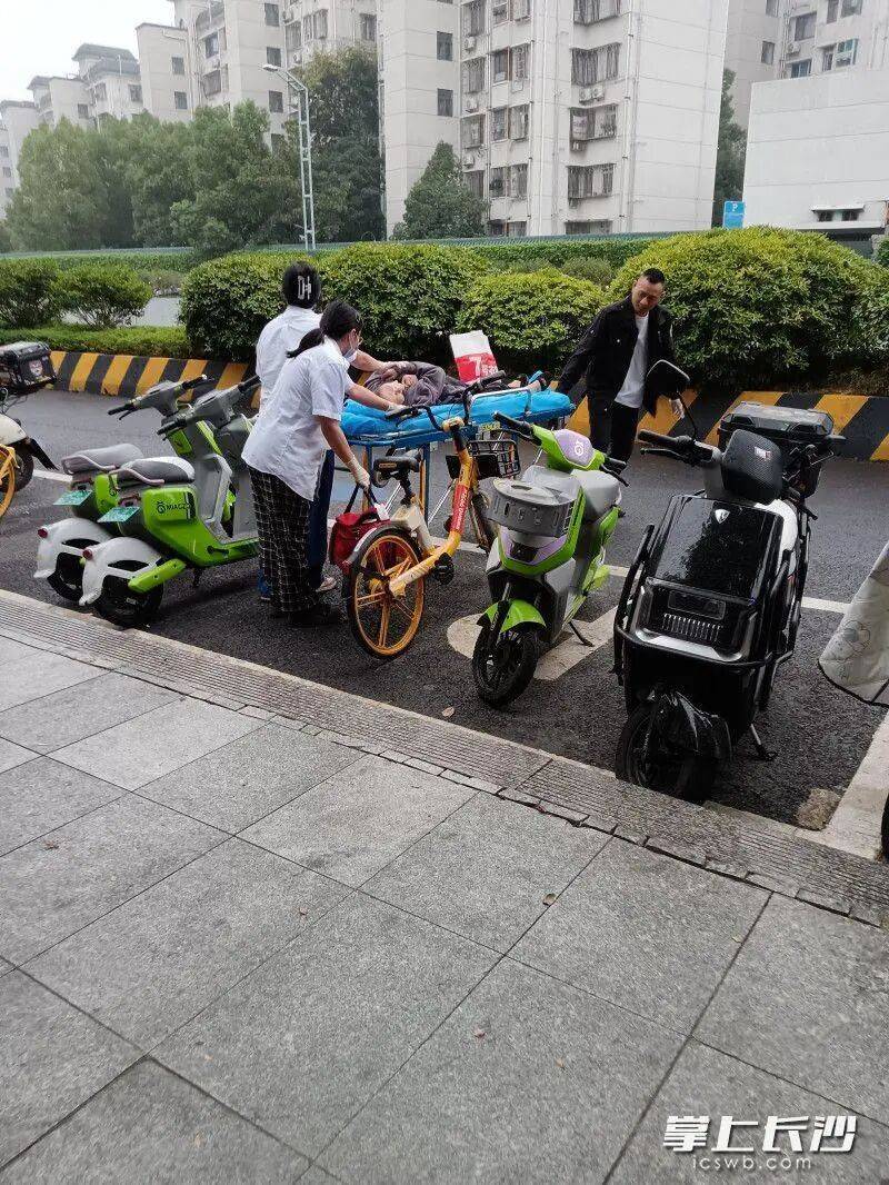 事發(fā)湖南烈士公園！80多歲老人不慎落湖<strong></p>
<p>宏鑫機(jī)械設(shè)備有限公司
</strong>，眾多市民合力救助:宏鑫機(jī)械設(shè)備有限公司
