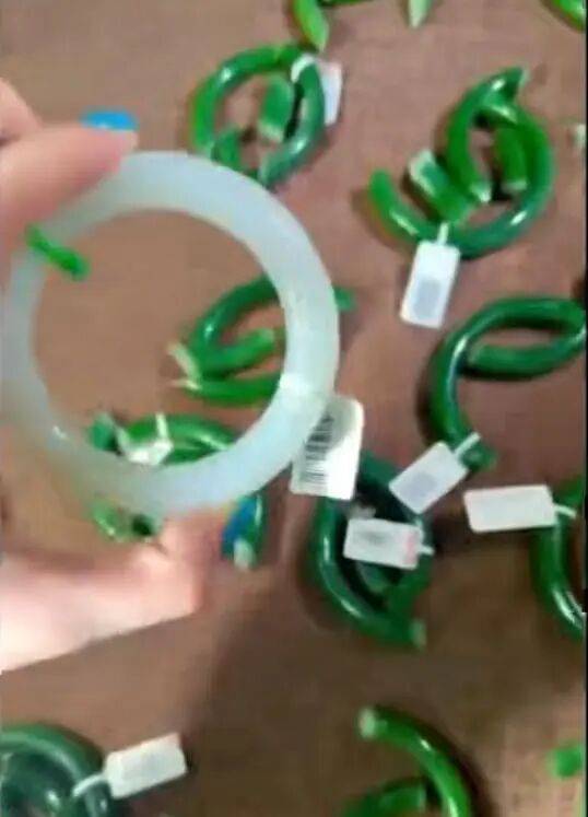 蘇州一20歲店員不小心摔碎一盒玉鐲損失百萬(wàn)<strong></p>
<p>宏鑫機(jī)械設(shè)備有限公司
</strong>，老板未要賠償安慰小伙別有壓力:宏鑫機(jī)械設(shè)備有限公司
