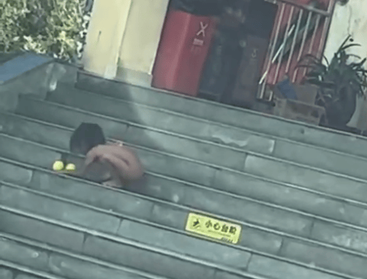 四川一高速服務區(qū)現(xiàn)“野人小孩”？當?shù)毓埠蛬D聯(lián)：有監(jiān)護人陪伴<strong></p>
<p>宏鑫機械設備有限公司
</strong>，已經(jīng)介入:宏鑫機械設備有限公司
