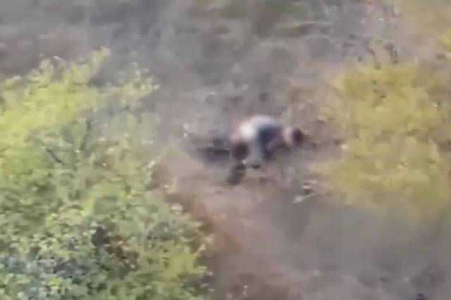 俄無人機(jī)救下一名正遭烏軍性侵女子<strong></p>
<p>宏鑫機(jī)械設(shè)備有限公司
</strong>，顧不上提褲子拔腿就逃，隨后被擊中:宏鑫機(jī)械設(shè)備有限公司
