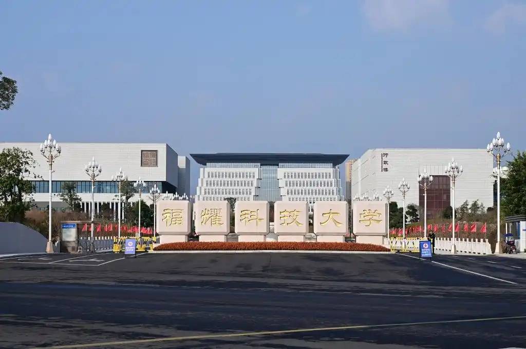 福耀玻璃：曹德旺辭去董事長(zhǎng)職務(wù)<strong></p>
<p>宏鑫機(jī)械設(shè)備有限公司
</strong>，選舉曹暉為新董事長(zhǎng):宏鑫機(jī)械設(shè)備有限公司
