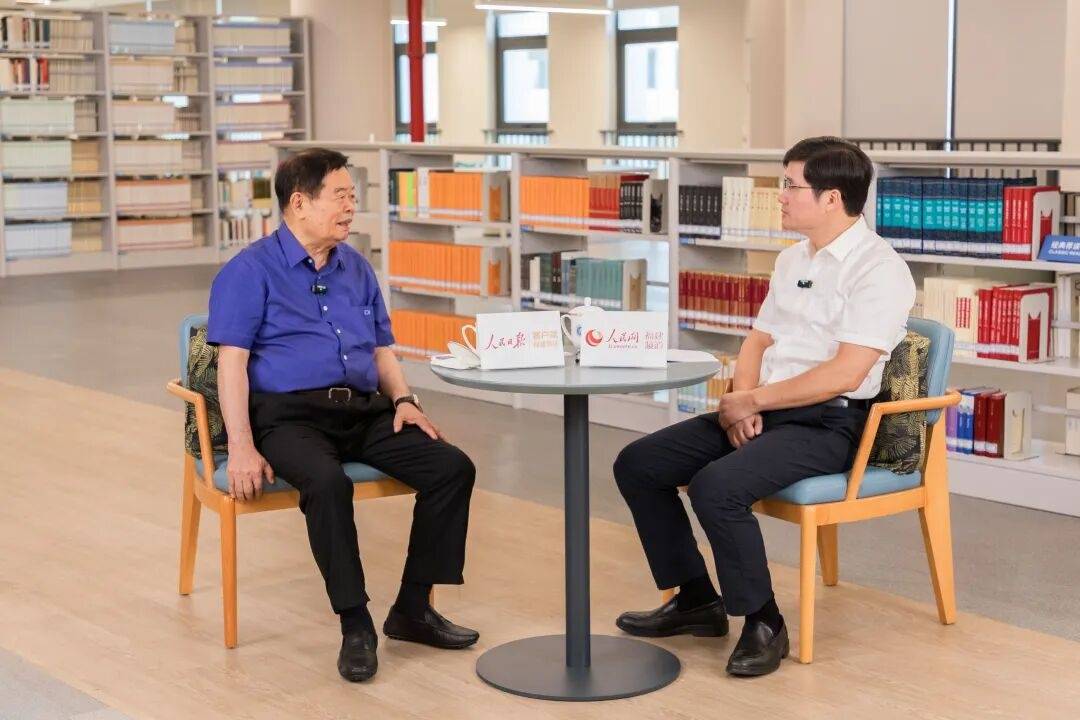 福耀玻璃：曹德旺辭去董事長(zhǎng)職務(wù)<strong></p>
<p>宏鑫機(jī)械設(shè)備有限公司
</strong>，選舉曹暉為新董事長(zhǎng):宏鑫機(jī)械設(shè)備有限公司
