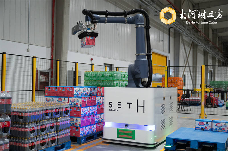 鄭州太古可口可樂新廠揭幕運(yùn)營<strong></p>
<p>宏鑫機(jī)械設(shè)備有限公司
</strong>，全球首創(chuàng)智能機(jī)器人揀配方案:宏鑫機(jī)械設(shè)備有限公司
