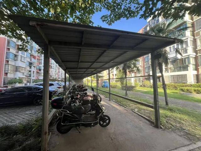 上海居民投訴后傻眼：只拆了一半！小區(qū)綠化被大量鐵皮房霸占，還有人?。烤用裰敝感^(qū)公共收益疑云:宏鑫機械設(shè)備有限公司
