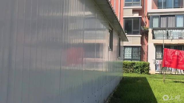 上海居民投訴后傻眼：只拆了一半！小區(qū)綠化被大量鐵皮房霸占<strong></p>
<p>宏鑫機(jī)械設(shè)備有限公司
</strong>，還有人住？居民直指小區(qū)公共收益疑云:宏鑫機(jī)械設(shè)備有限公司
