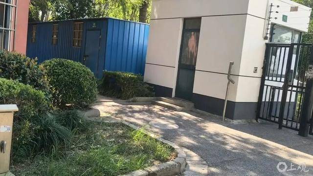 上海居民投訴后傻眼：只拆了一半！小區(qū)綠化被大量鐵皮房霸占<strong></p>
<p>宏鑫機(jī)械設(shè)備有限公司
</strong>，還有人?。烤用裰敝感^(qū)公共收益疑云:宏鑫機(jī)械設(shè)備有限公司
