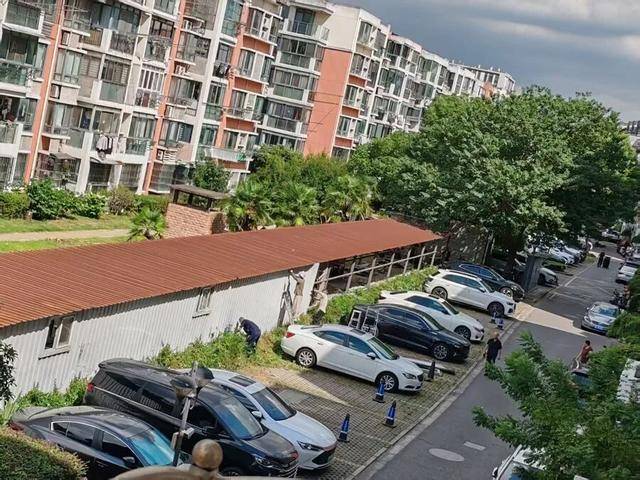 上海居民投訴后傻眼：只拆了一半！小區(qū)綠化被大量鐵皮房霸占<strong></p>
<p>宏鑫機(jī)械設(shè)備有限公司
</strong>，還有人住？居民直指小區(qū)公共收益疑云:宏鑫機(jī)械設(shè)備有限公司
