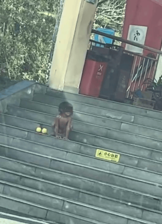 大理回應(yīng)高速上有家庭帶“野人小孩”：父母堅(jiān)持讓娃親近自然<strong></p>
<p>宏鑫機(jī)械設(shè)備有限公司
</strong>，生活暫無困難，沒虐待:宏鑫機(jī)械設(shè)備有限公司
