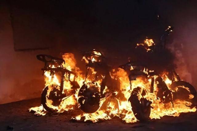 僅僅30秒<strong></p>
<p>宏鑫機(jī)械設(shè)備有限公司
</strong>，男子全身燒傷90%！別再這樣充電！:宏鑫機(jī)械設(shè)備有限公司
