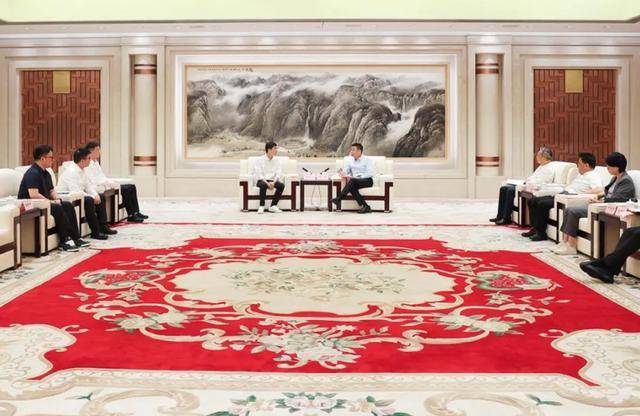 王興興回老家<strong></p>
<p>宏鑫機(jī)械設(shè)備有限公司
</strong>，與市長暢談，還與市政府簽了戰(zhàn)略合作協(xié)議:宏鑫機(jī)械設(shè)備有限公司
