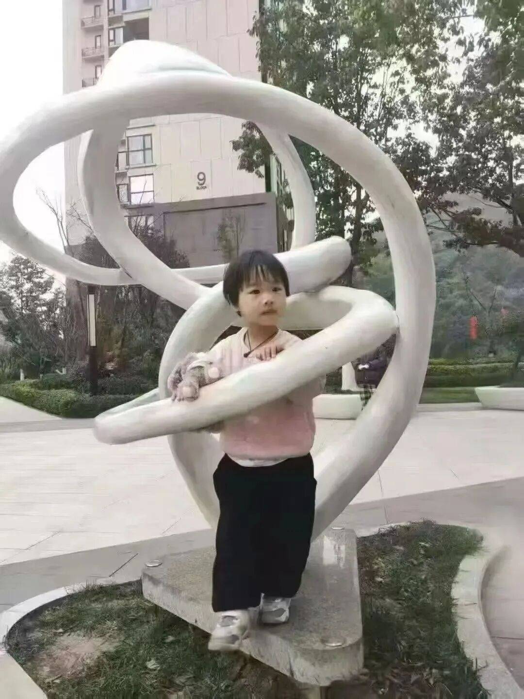 多方力量連夜搜尋 遼寧4歲失蹤女童暫未找到 家屬：不排除被人抱走:宏鑫機(jī)械設(shè)備有限公司
