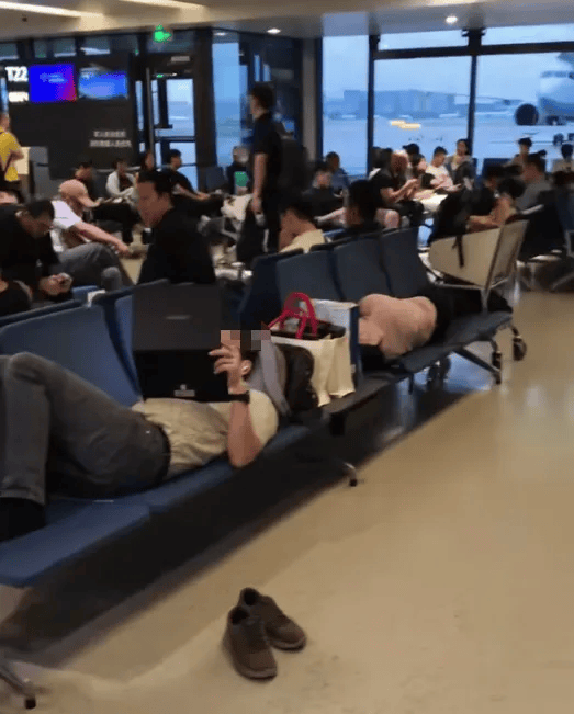 2名外國(guó)人在上海虹橋國(guó)際機(jī)場(chǎng)候機(jī)室躺臥<strong></p>
<p>宏鑫機(jī)械設(shè)備有限公司
</strong>，占用6個(gè)座位，機(jī)場(chǎng)回應(yīng):宏鑫機(jī)械設(shè)備有限公司
