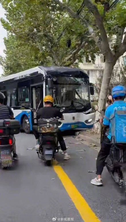 上海警方通報：男子故意多次急剎<strong></p>
<p>宏鑫機械設備有限公司
</strong>，致公交車撞樹，兩名乘客受傷，行拘！:宏鑫機械設備有限公司
