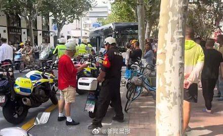上海警方通報：男子故意多次急剎<strong></p>
<p>宏鑫機械設備有限公司
</strong>，致公交車撞樹，兩名乘客受傷，行拘！:宏鑫機械設備有限公司
