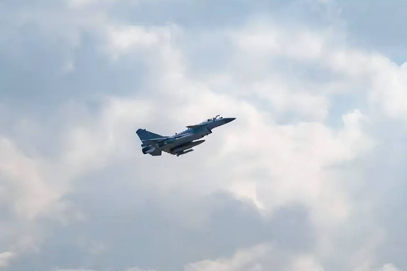 中國殲-10C機群飛越紅海<strong></p>
<p>宏鑫機械設(shè)備有限公司
</strong>，西方雷達竟毫無反應(yīng)！印尼馬上宣布采購42架:宏鑫機械設(shè)備有限公司
