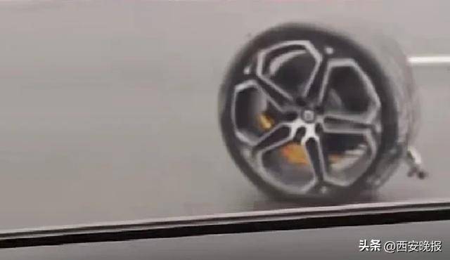 武漢一小米SU7失控撞倒護(hù)欄，沖向?qū)γ孳?chē)道，左前輪車(chē)軸斷裂輪胎脫落10米開(kāi)外，小米回應(yīng):宏鑫機(jī)械設(shè)備有限公司
