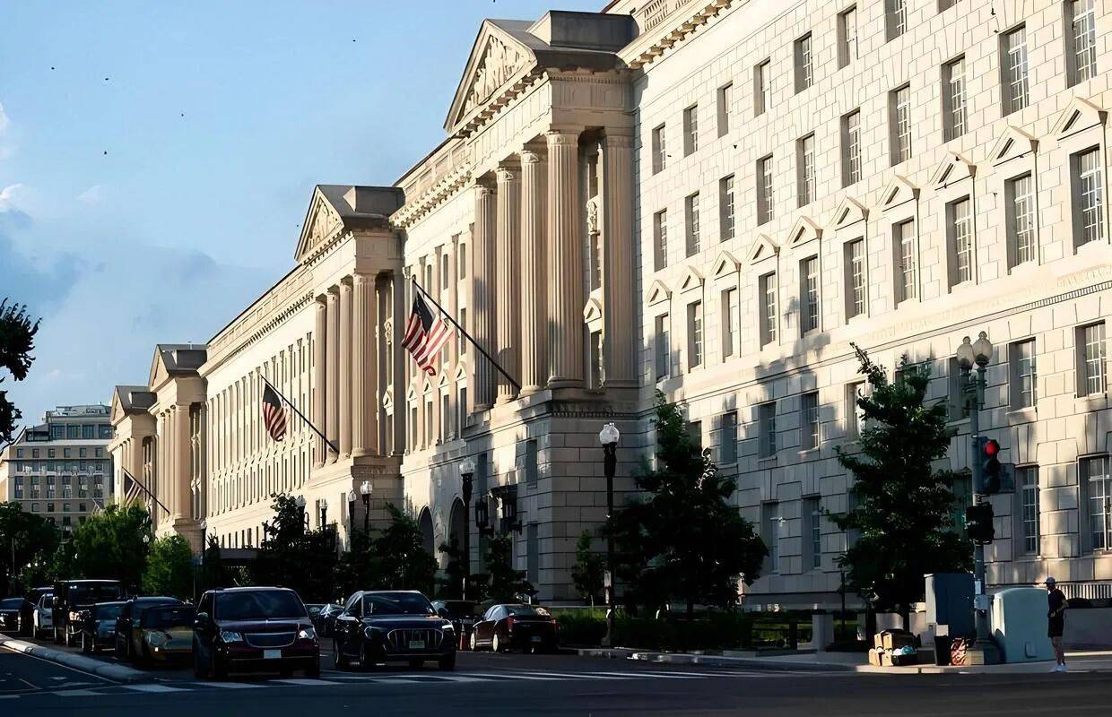 中美全面開打，數(shù)百萬件中國產(chǎn)品被下架，荷蘭得令，強(qiáng)搶中企資產(chǎn):宏鑫機(jī)械設(shè)備有限公司
