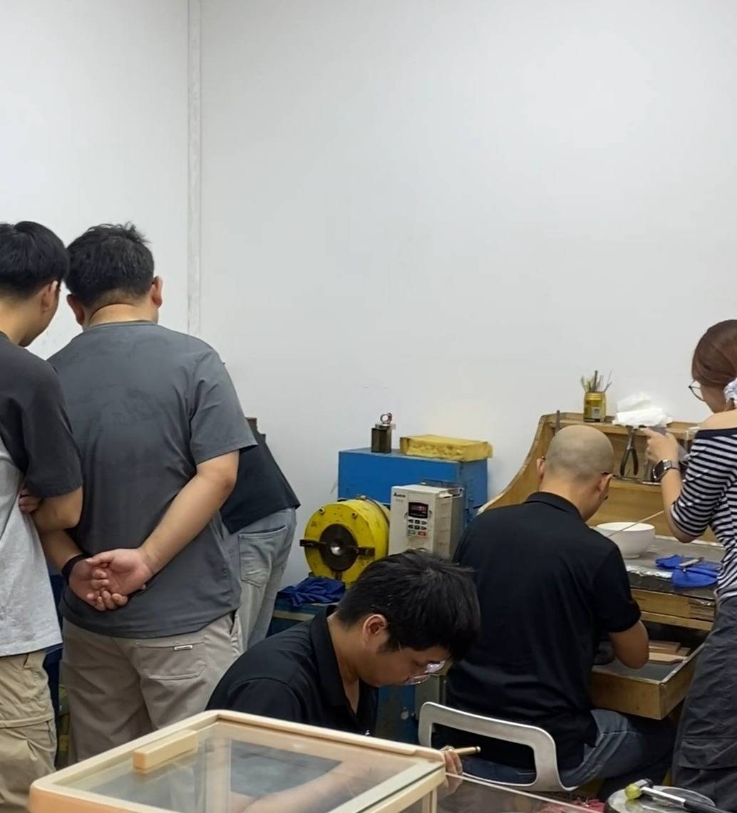 金價(jià)暴漲后打金店客流增加：有新人結(jié)婚用“金包銀”當(dāng)平替省下5萬，有人用舊金翻新款式:宏鑫機(jī)械設(shè)備有限公司
