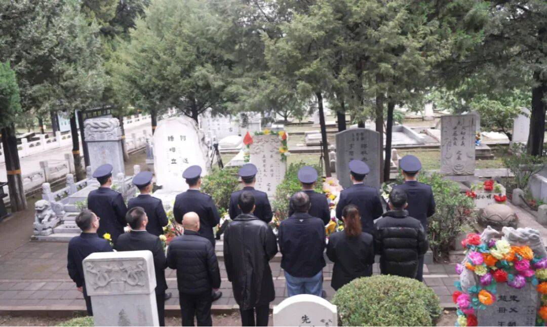 于和偉向吳石烈士敬獻(xiàn)鮮花:宏鑫機(jī)械設(shè)備有限公司
