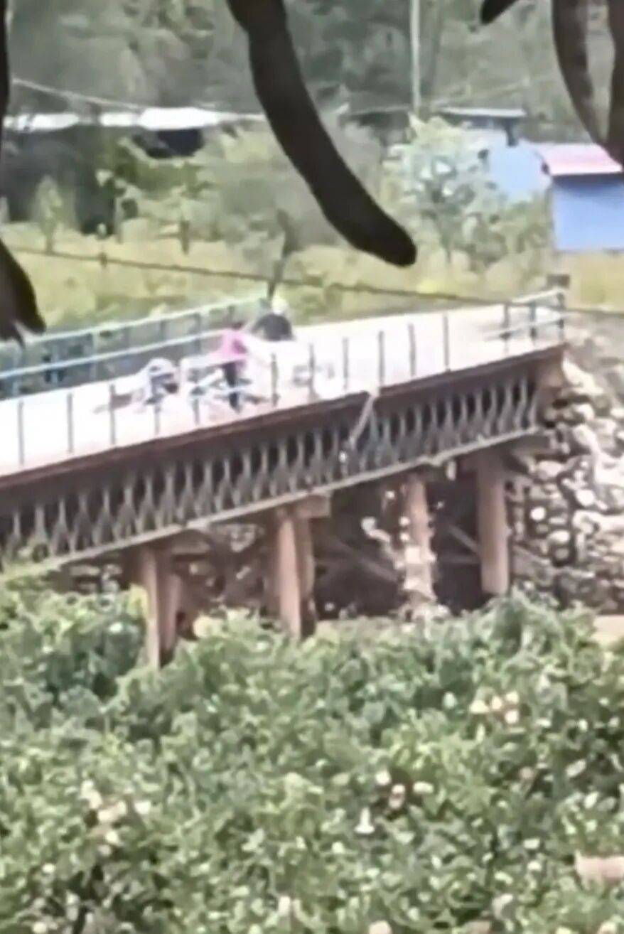 甘肅天水垃圾車往渭河傾倒垃圾<strong></p>
<p>宏鑫機(jī)械設(shè)備有限公司
</strong>，村民稱河里漲水，大橋無(wú)監(jiān)控，鎮(zhèn)政府：正在調(diào)查處理:宏鑫機(jī)械設(shè)備有限公司
