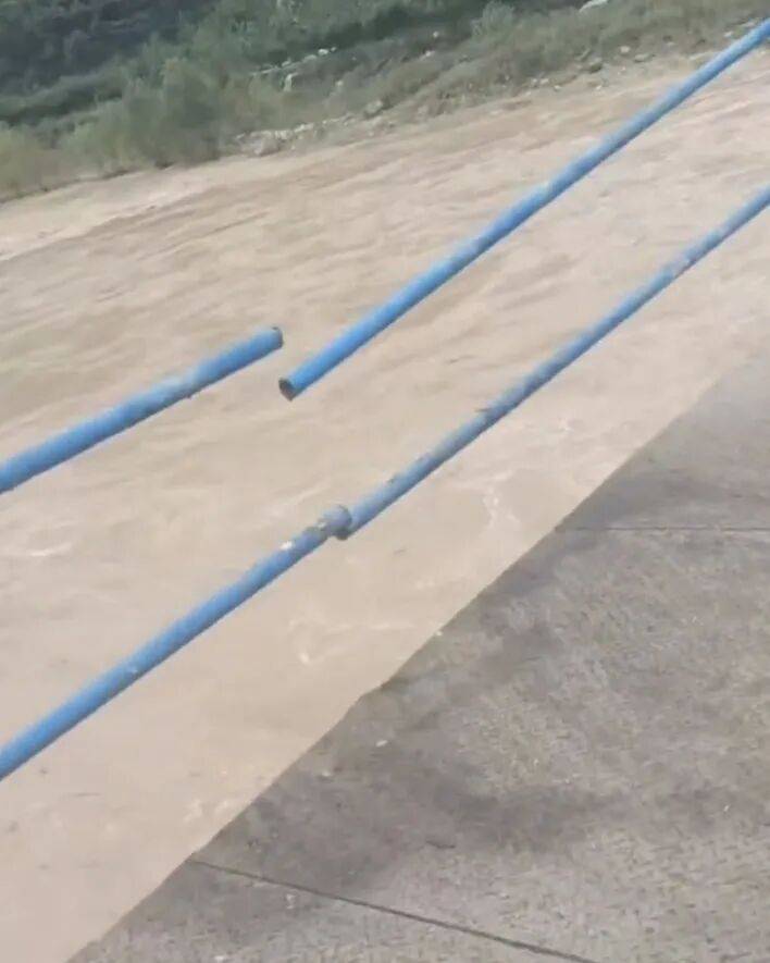 甘肅天水垃圾車往渭河傾倒垃圾<strong></p>
<p>宏鑫機(jī)械設(shè)備有限公司
</strong>，村民稱河里漲水，大橋無(wú)監(jiān)控，鎮(zhèn)政府：正在調(diào)查處理:宏鑫機(jī)械設(shè)備有限公司
