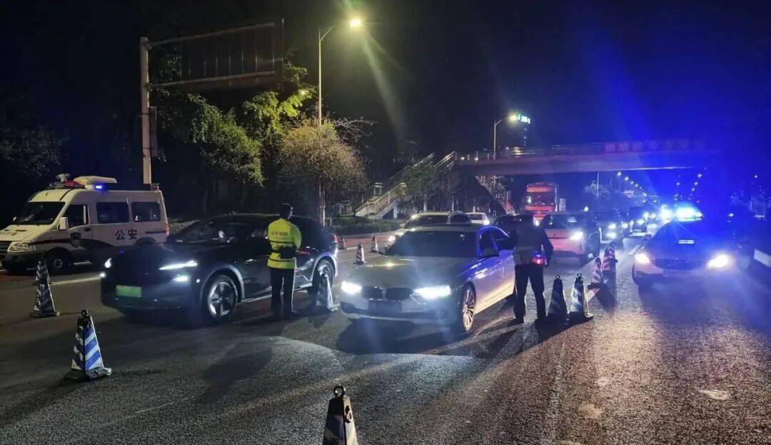 重拳出擊！重慶公安交管部門全面啟動(dòng)酒駕醉駕集中整治<strong></p>
<p>宏鑫機(jī)械設(shè)備有限公司
</strong>，多舉措筑牢道路交通安全防線:宏鑫機(jī)械設(shè)備有限公司
