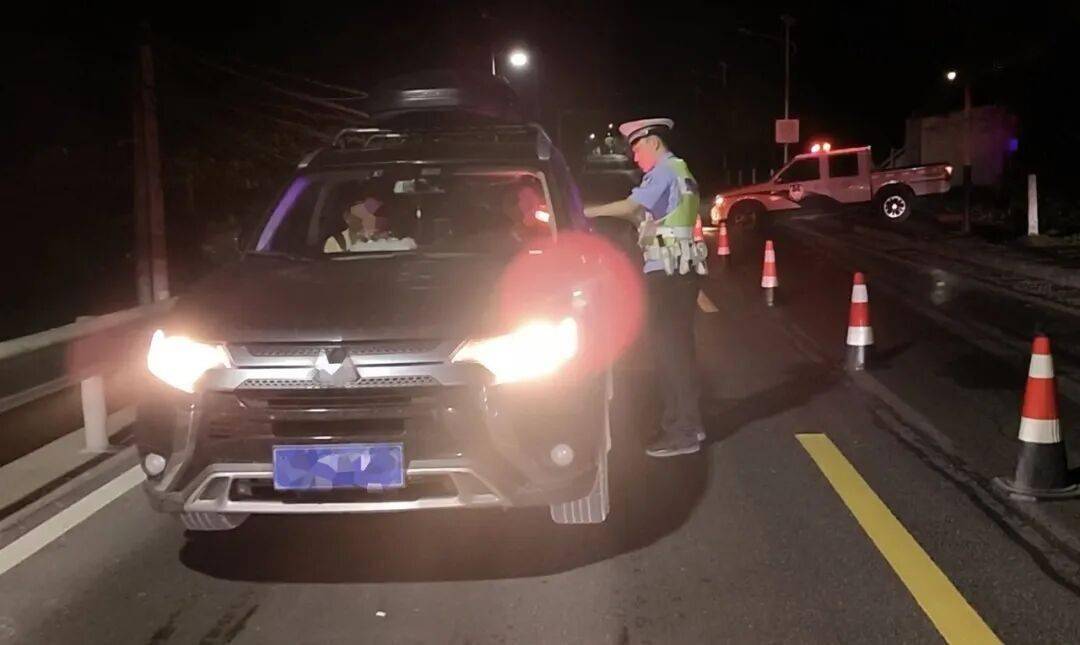 重拳出擊！重慶公安交管部門全面啟動(dòng)酒駕醉駕集中整治<strong></p>
<p>宏鑫機(jī)械設(shè)備有限公司
</strong>，多舉措筑牢道路交通安全防線:宏鑫機(jī)械設(shè)備有限公司
