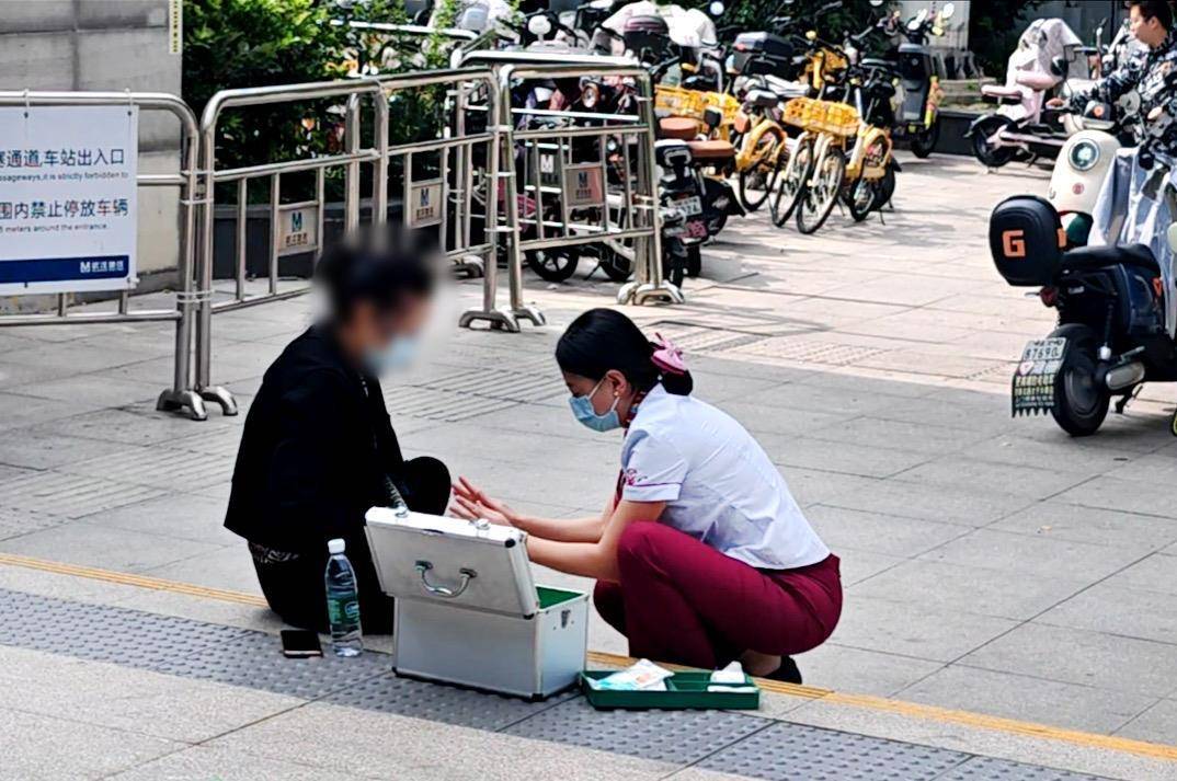 武漢地鐵出入口的一幕：十分鐘按摩得到一個深深擁抱:宏鑫機械設備有限公司
