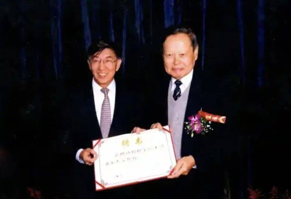 “大先生”千古<strong></p>
<p>宏鑫機(jī)械設(shè)備有限公司
</strong>，楊振寧的一生:宏鑫機(jī)械設(shè)備有限公司
