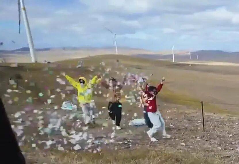 多名男女在呼倫貝爾大草原拋紙片<strong></p>
<p>宏鑫機(jī)械設(shè)備有限公司
</strong>，拍視頻稱“放肆地?fù)]撒”，當(dāng)?shù)亓植菥只貞?yīng):宏鑫機(jī)械設(shè)備有限公司
