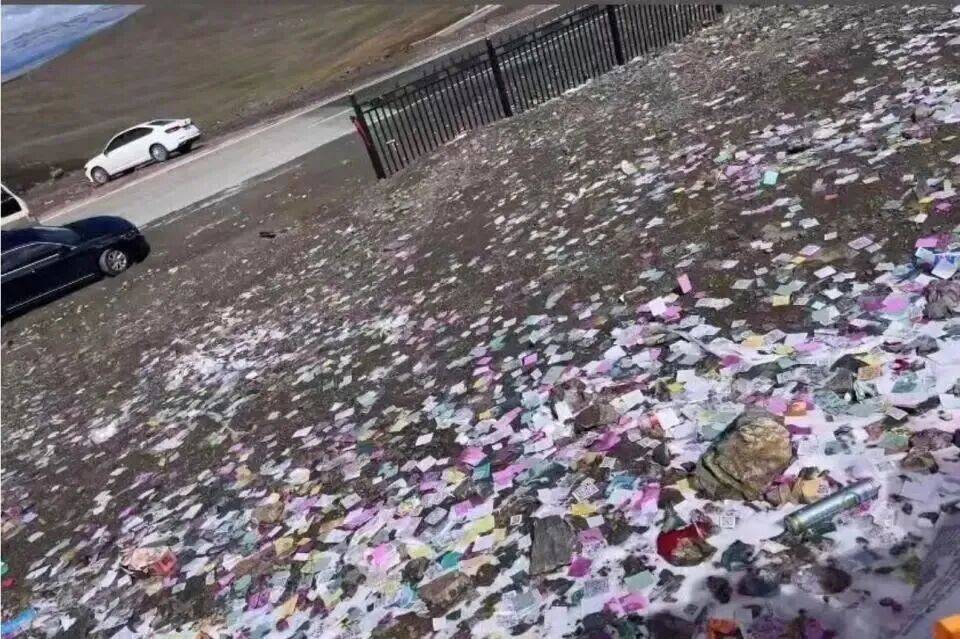 多名男女在呼倫貝爾大草原拋紙片<strong></p>
<p>宏鑫機(jī)械設(shè)備有限公司
</strong>，拍視頻稱“放肆地?fù)]撒”，當(dāng)?shù)亓植菥只貞?yīng):宏鑫機(jī)械設(shè)備有限公司
