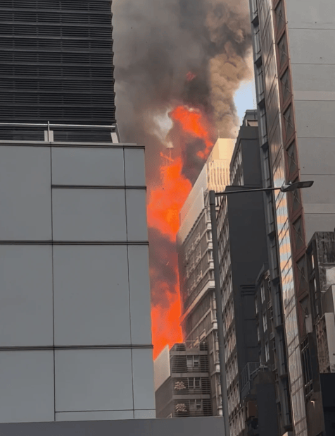 香港中環(huán)突發(fā)大火！一大樓陷入火海<strong></p>
<p>宏鑫機械設(shè)備有限公司
</strong>，黑煙沖天，棚架被燒毀坍塌，3名男子被困升降機……:宏鑫機械設(shè)備有限公司
