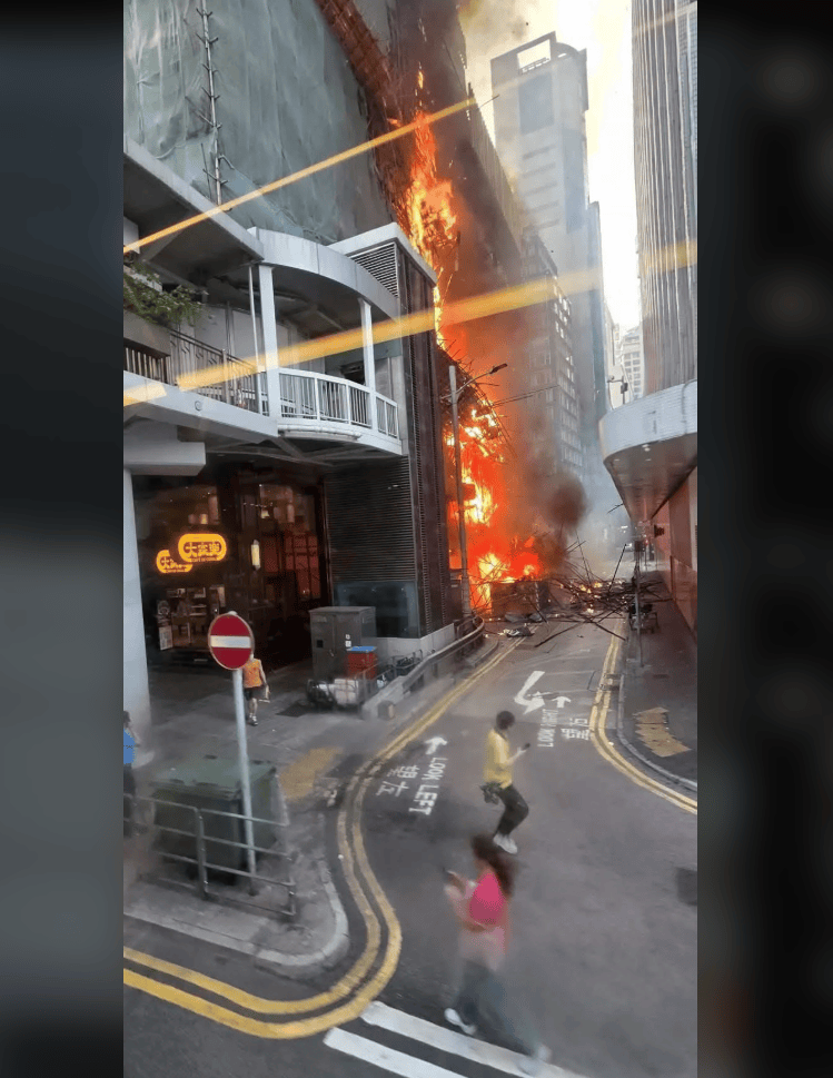 香港中環(huán)突發(fā)大火！一大樓陷入火海<strong></p>
<p>宏鑫機械設(shè)備有限公司
</strong>，黑煙沖天，棚架被燒毀坍塌，3名男子被困升降機……:宏鑫機械設(shè)備有限公司
