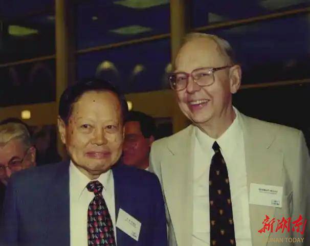 當(dāng)年回國接受毛主席會見后<strong></p>
<p>宏鑫機(jī)械設(shè)備有限公司
</strong>，楊振寧來到了湖南:宏鑫機(jī)械設(shè)備有限公司
