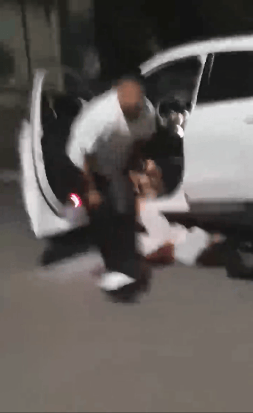 一男子凌晨聽到兩聲呼救，循聲發(fā)現(xiàn)一女子在奔馳車外被白衣男勒昏！受害者：是受朋友之托借錢給白衣男，凌晨被騙至偏僻處遭非禮！:宏鑫機(jī)械設(shè)備有限公司
