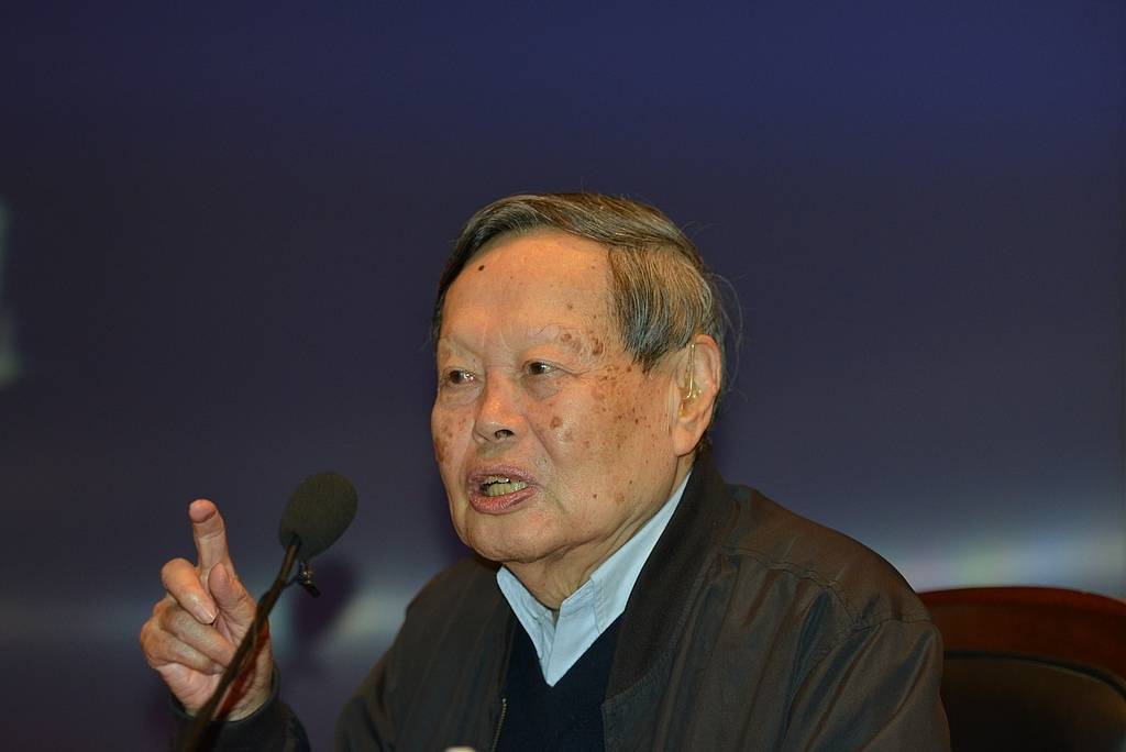 丘成桐悼念楊振寧：希望未來設(shè)立一個以楊振寧命名的獎項(xiàng)來紀(jì)念他:宏鑫機(jī)械設(shè)備有限公司
