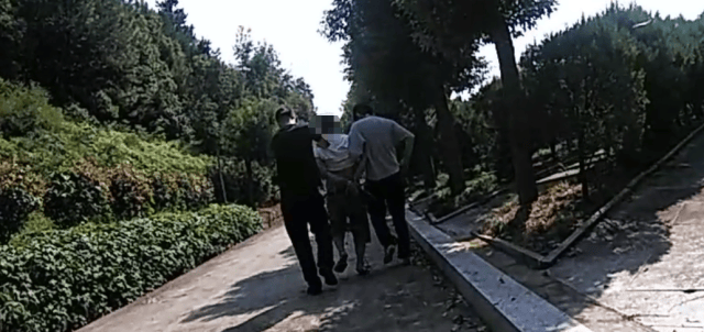 詭異！浙江男子獨(dú)自前往公墓<strong></p>
<p>宏鑫機(jī)械設(shè)備有限公司
</strong>，偷偷塞了一大筆錢！民警順藤摸瓜還搜出了假發(fā)、人臉面具……:宏鑫機(jī)械設(shè)備有限公司
