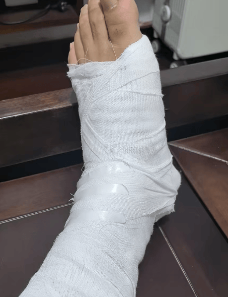 詭異！浙江男子獨(dú)自前往公墓<strong></p>
<p>宏鑫機(jī)械設(shè)備有限公司
</strong>，偷偷塞了一大筆錢！民警順藤摸瓜還搜出了假發(fā)、人臉面具……:宏鑫機(jī)械設(shè)備有限公司
