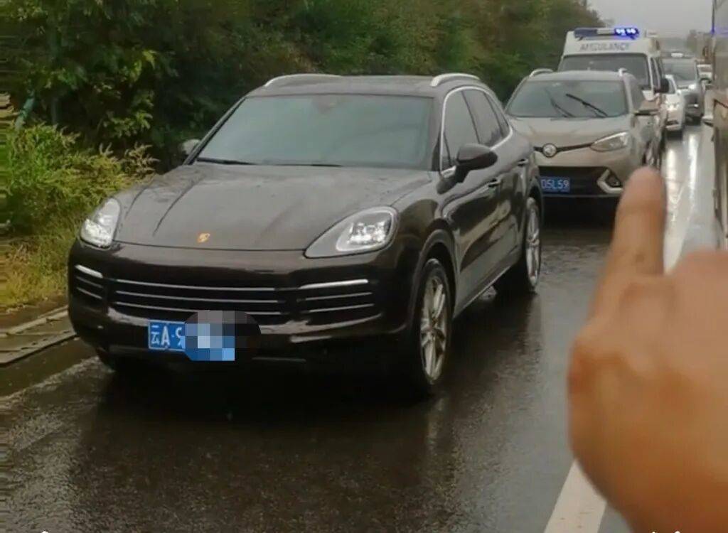 “18輛車占用高速應(yīng)急車道<strong></p>
<p>宏鑫機械設(shè)備有限公司
</strong>，致救護車受阻”，處罰來了:宏鑫機械設(shè)備有限公司
