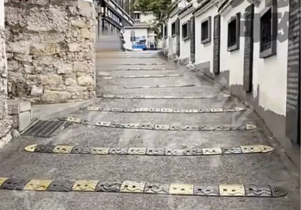 貴州一20米下坡路裝了16條減速帶<strong></p>
<p>宏鑫機械設備有限公司
</strong>，網(wǎng)友吐槽開車像“坐船”，周邊居民：很有必要:宏鑫機械設備有限公司
