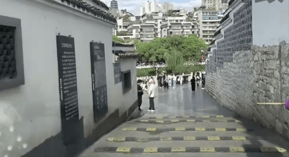 貴州一20米下坡路裝了16條減速帶<strong></p>
<p>宏鑫機械設備有限公司
</strong>，網(wǎng)友吐槽開車像“坐船”，周邊居民：很有必要:宏鑫機械設備有限公司
